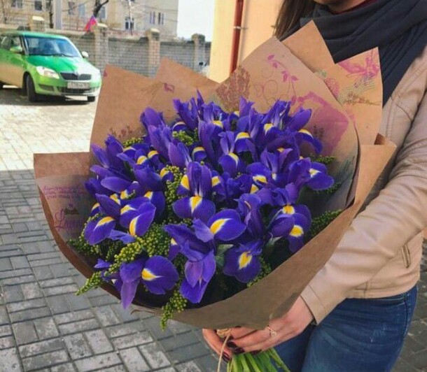 Букет из ирисов, артикул F19519 - 7085 рублей, доставка по городу. Flawery - доставка цветов