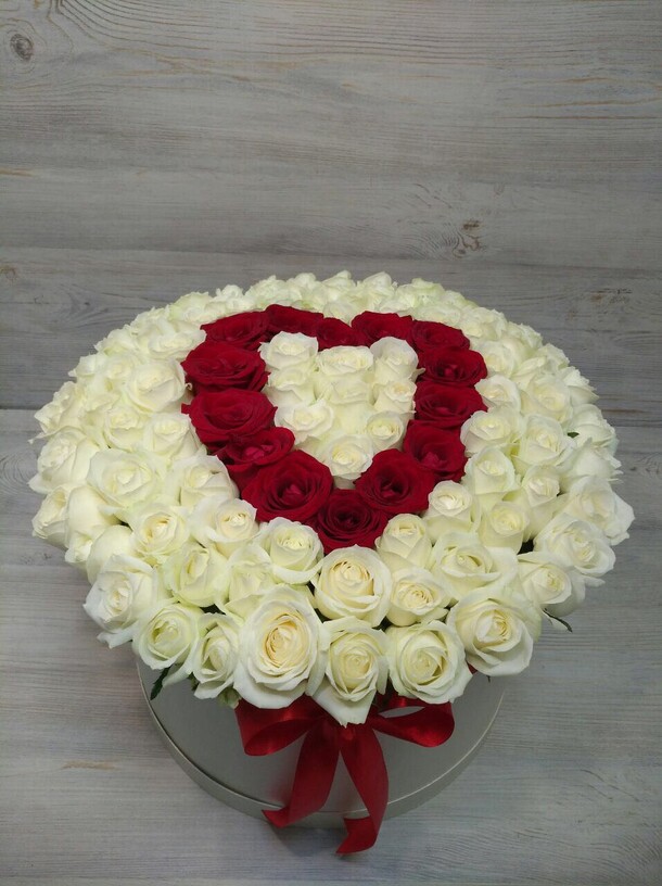 Коробка с розами, артикул F19615 - 27829 рублей, доставка по городу. Flawery - доставка цветов