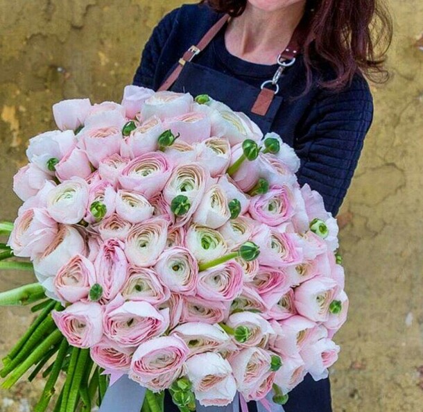 Букет из 101 ранункулюсов, артикул F19616 - 106480 рублей, доставка по городу. Flawery - доставка цветов