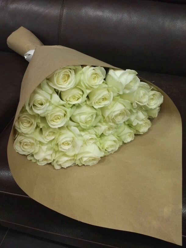 Букет из белых роз, артикул F20182 - 4999 рублей, доставка по городу. Flawery - доставка цветов