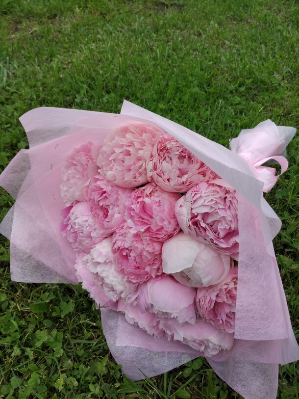 Букет из пионов, артикул F20189 - 16939 рублей, доставка по городу. Flawery - доставка цветов