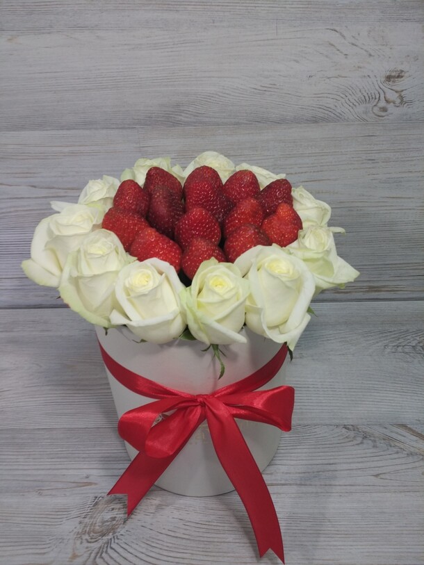 Клубника с розами, артикул F20204 - 7085 рублей, доставка по городу. Flawery - доставка цветов