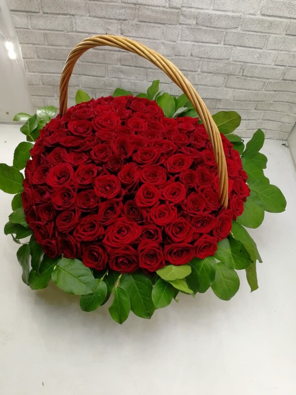 Корзина в форме сердце, артикул F20335 - 16335 рублей, доставка по городу. Flawery - доставка цветов