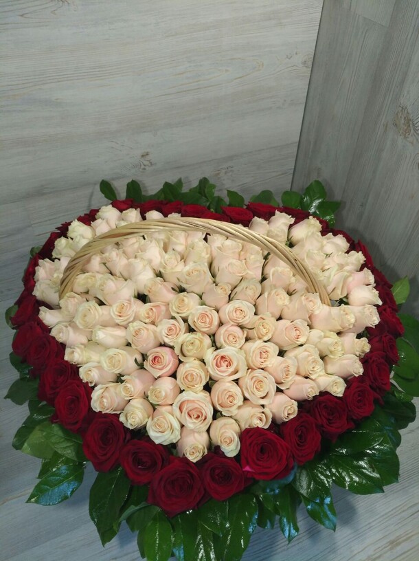 Корзина в форме сердце, артикул F20339 - 67437 рублей, доставка по городу. Flawery - доставка цветов