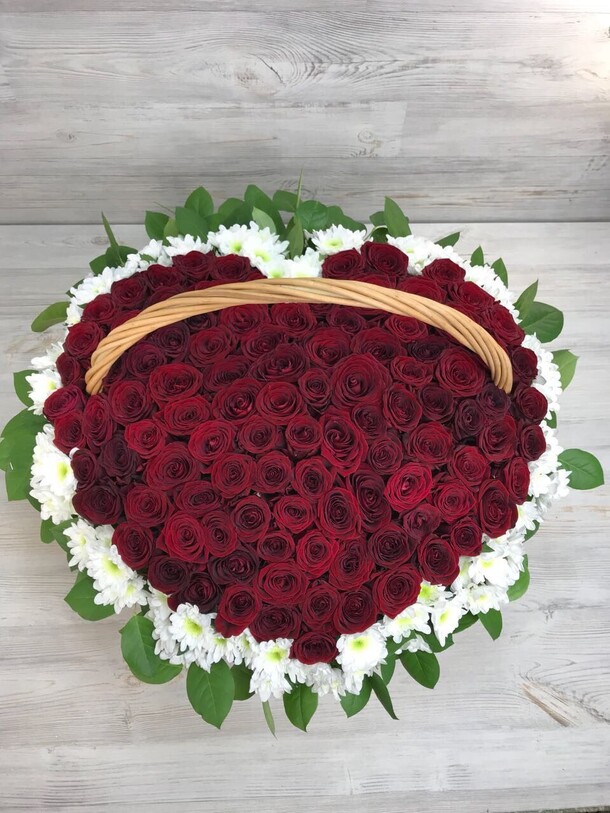 Корзина в форме сердце, артикул F20344 - 36601 рублей, доставка по городу. Flawery - доставка цветов