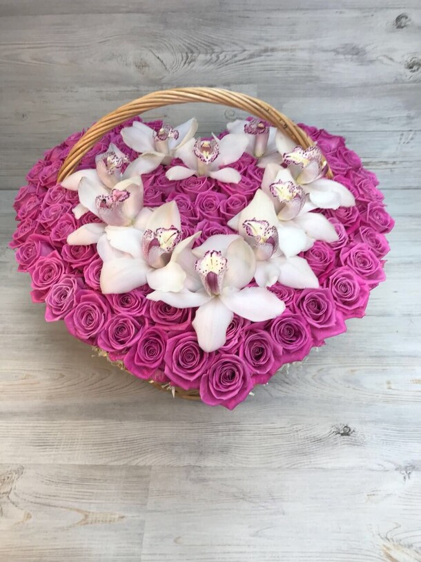 Корзина в форме сердца, артикул F20345 - 36601 рублей, доставка по городу. Flawery - доставка цветов