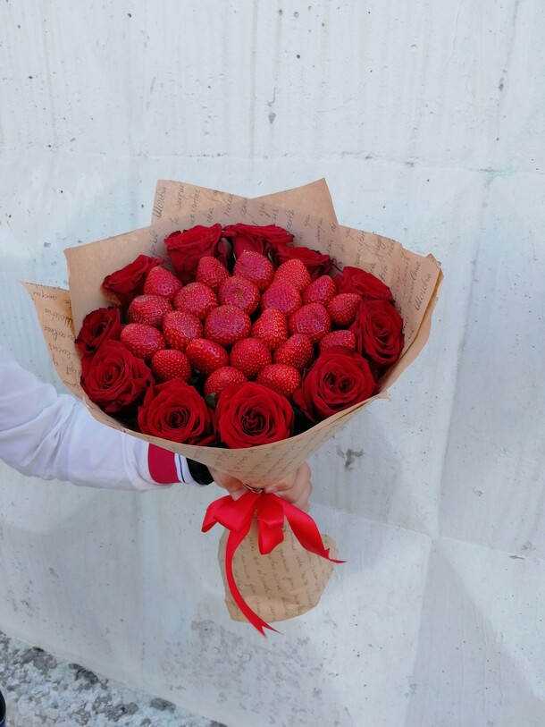 Клубника с розами., артикул F22776 - 4839 рублей, доставка по городу. Flawery - доставка цветов