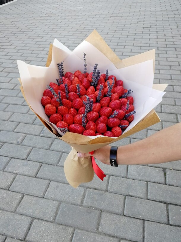 Клубника с лавандой, артикул F22896 - 7085 рублей, доставка по городу. Flawery - доставка цветов