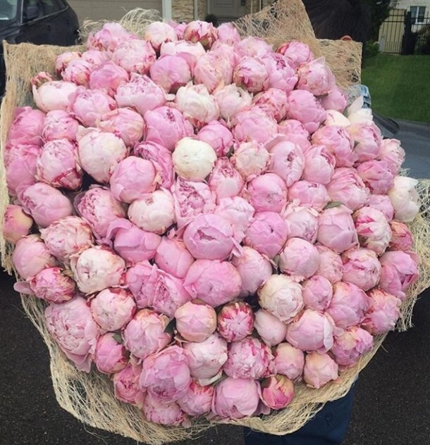 Букет из 101 пионов, артикул F22980 - 87999 рублей, доставка по городу. Flawery - доставка цветов