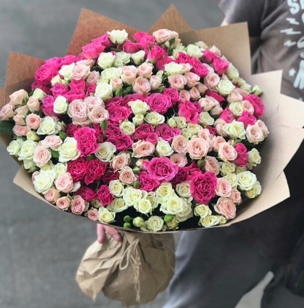 Букет из кустовых роз., артикул F22983 - 37481 рублей, доставка по городу. Flawery - доставка цветов