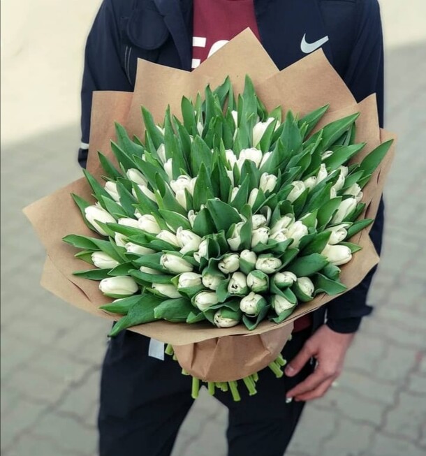 Букет из белых тюльпанов, артикул F51354 - 29585 рублей, доставка по городу. Flawery - доставка цветов