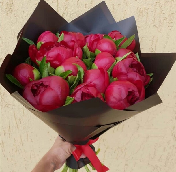 Алые красавцы, артикул F79018 - 14641 рублей, доставка по городу. Flawery - доставка цветов