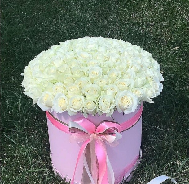 Белые розы в коробке, артикул F90422 - 15943 рублей, доставка по городу. Flawery - доставка цветов