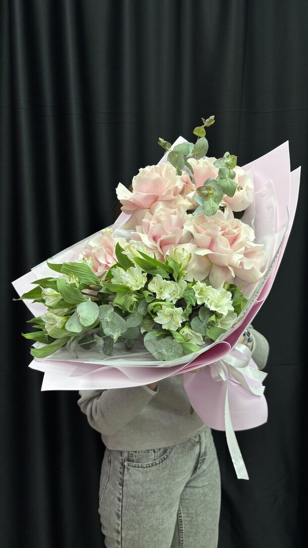 Альстромерии и ажурные розы, артикул F1404420 - 6642 рублей, доставка по городу. Flawery - доставка цветов