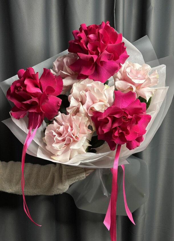 Ажурные розы с ленточками, артикул F1404498 - 5856 рублей, доставка по городу. Flawery - доставка цветов