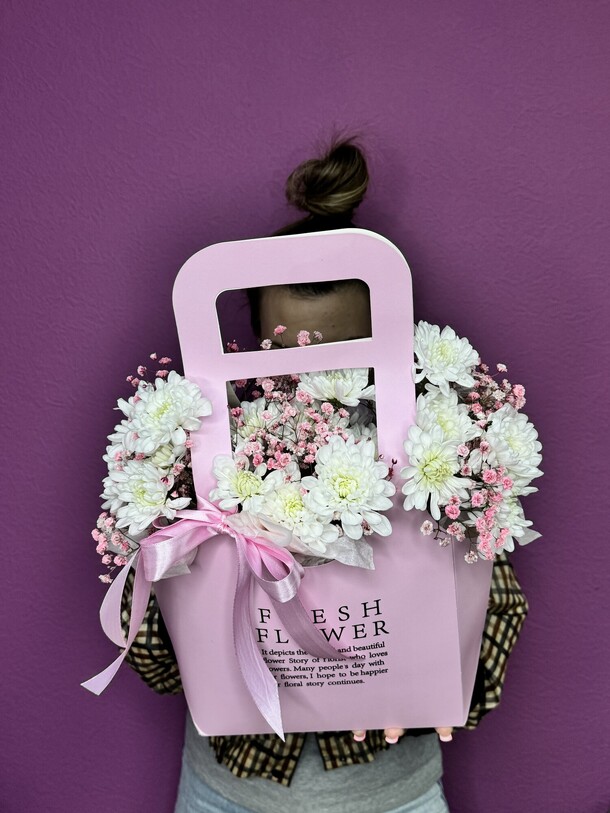 Сумочка с хризантемами, артикул F1405792 - 4459 рублей, доставка по городу. Flawery - доставка цветов