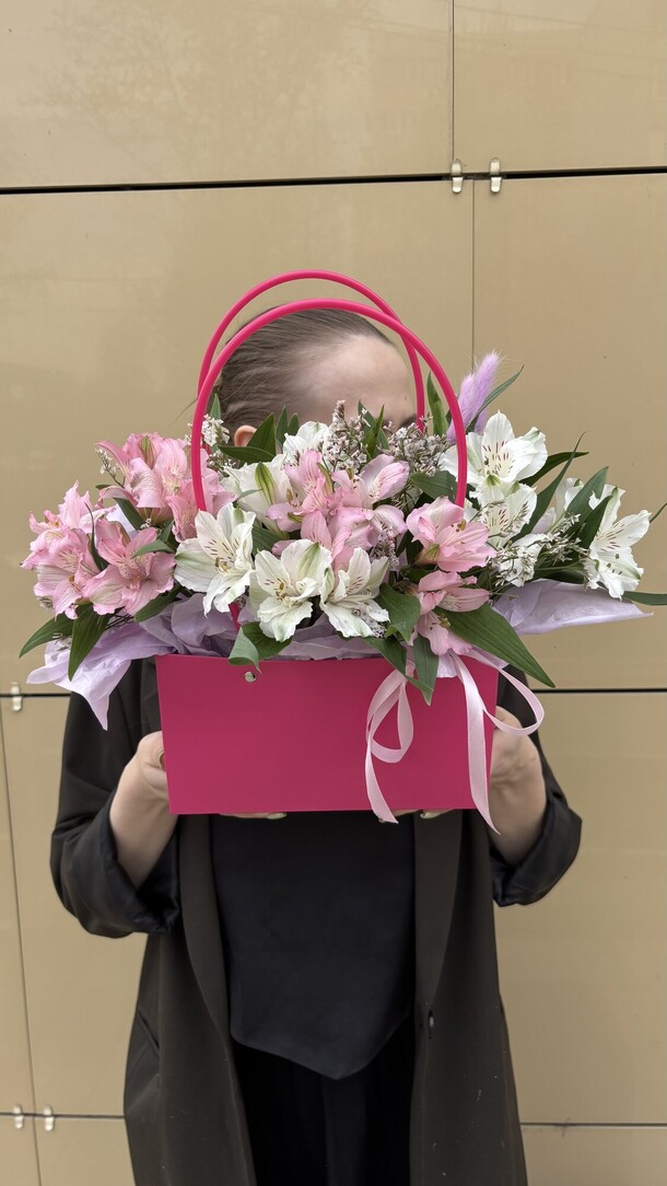 Сумка с альстромериями, артикул F1409974 - 3794 рублей, доставка по городу. Flawery - доставка цветов