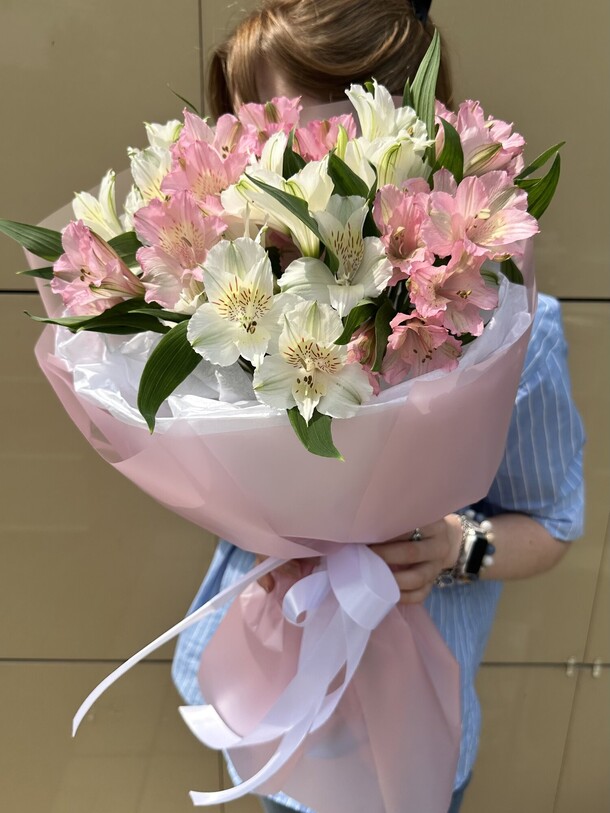 Нежные альстромерии, артикул F1428944 - 4459 рублей, доставка по городу. Flawery - доставка цветов