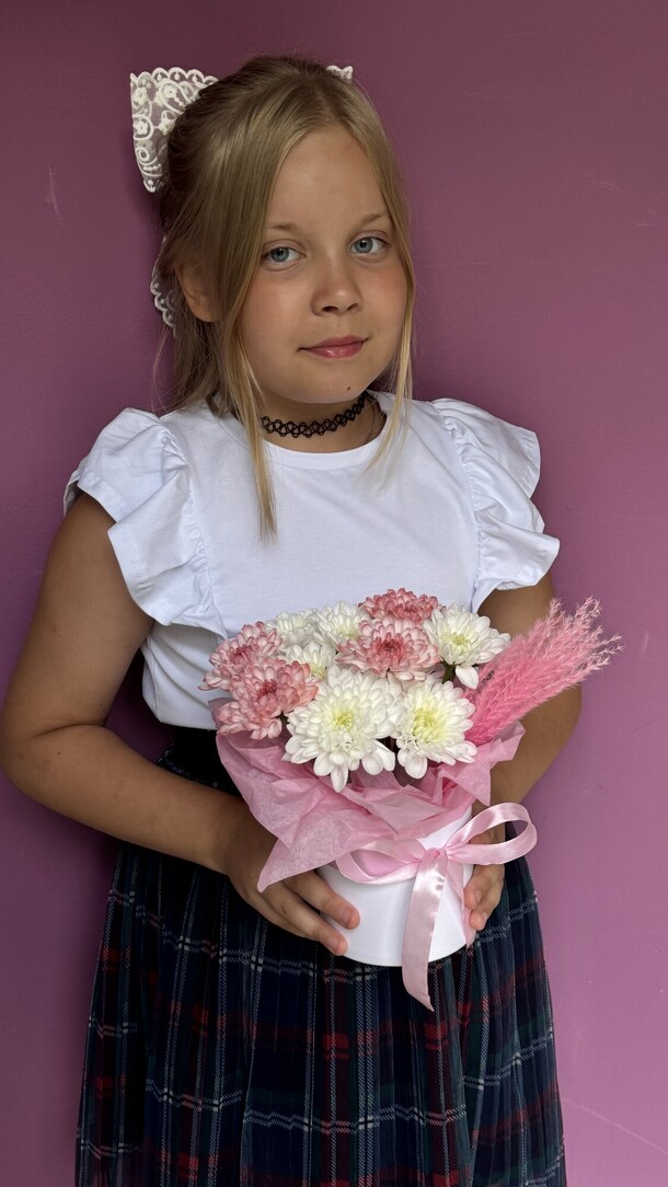 Милая коробочка с хризантемами, артикул F1451988 - 2596 рублей, доставка по городу. Flawery - доставка цветов