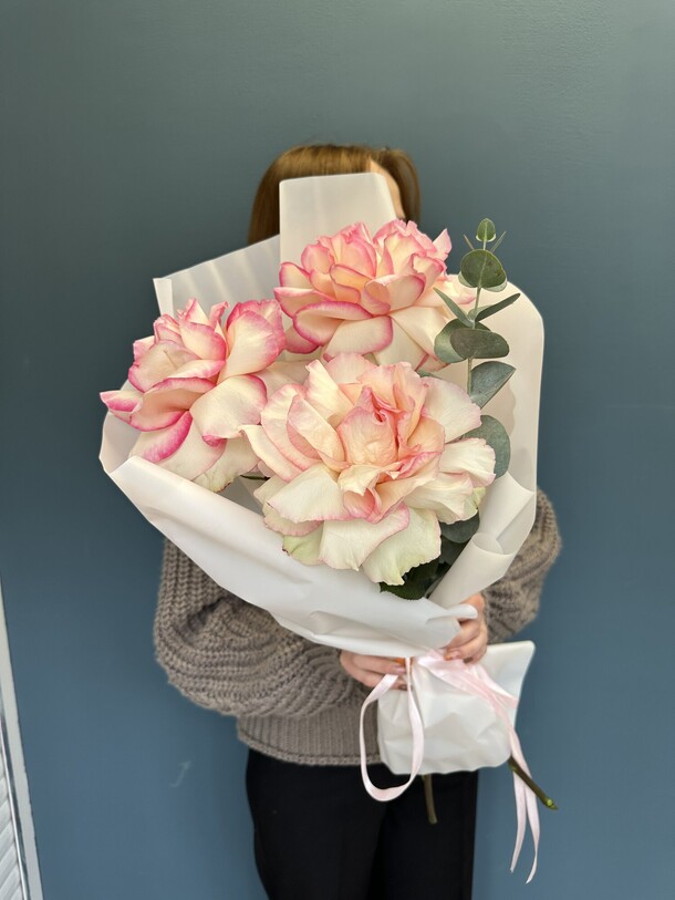 Три ажурные розы, артикул F1481920 - 3128 рублей, доставка по городу. Flawery - доставка цветов