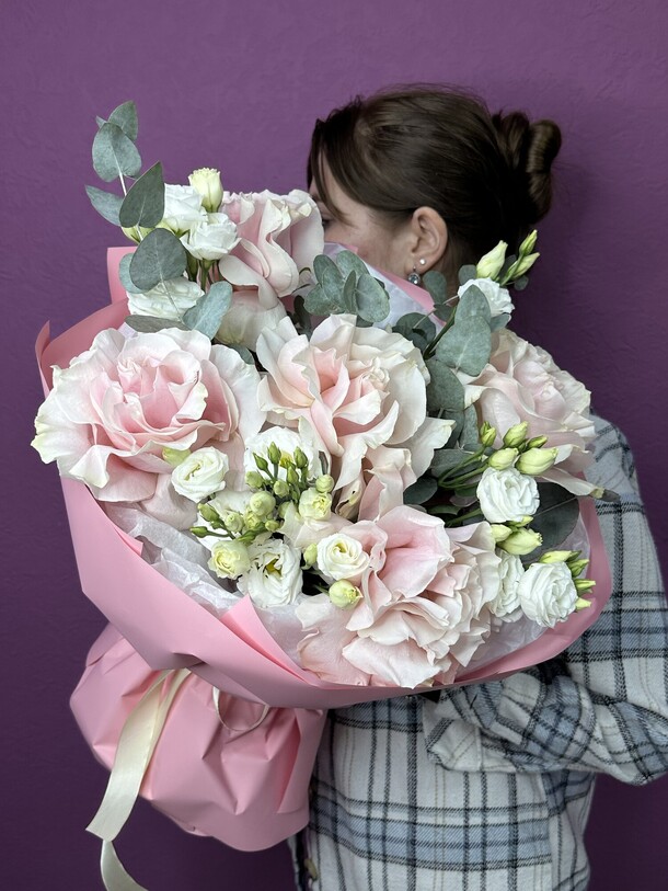 Ажурный розы и эвкалипт, артикул F1486596 - 7388 рублей, доставка по городу. Flawery - доставка цветов