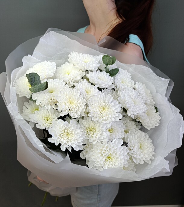 Хризантема и эвкалипт, артикул F1298070 - 3270 рублей, доставка по городу. Flawery - доставка цветов