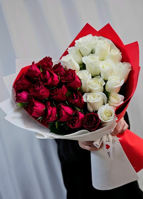 29 роз красно белых, артикул F1401357 - 12650 рублей, доставка по городу. Flawery - доставка цветов