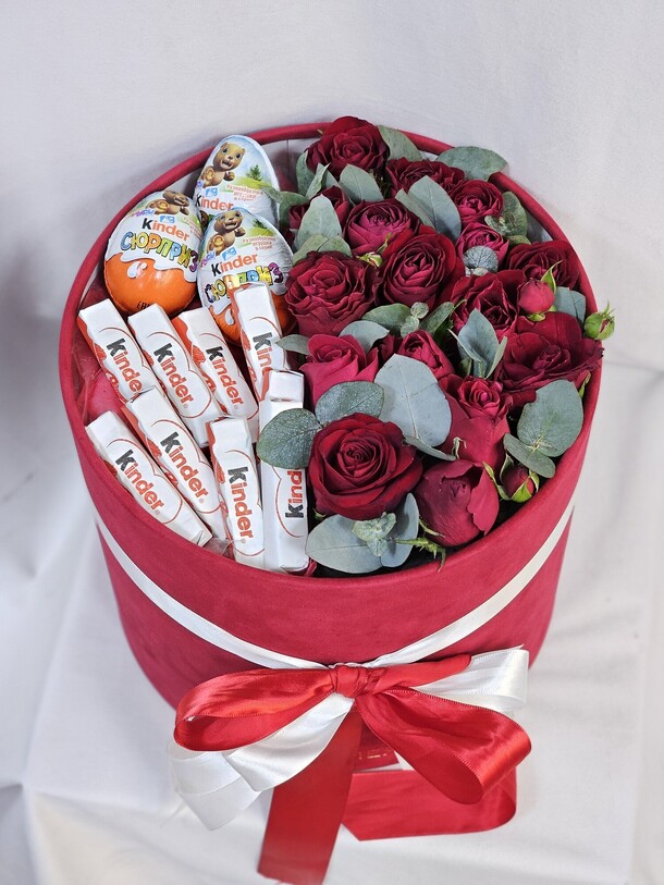 Сладкая коробка с цветами, артикул F1401361 - 10450 рублей, доставка по городу. Flawery - доставка цветов