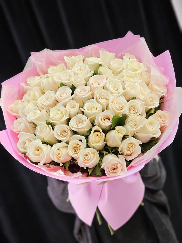 51 кремовая роза, артикул F1401365 - 17050 рублей, доставка по городу. Flawery - доставка цветов