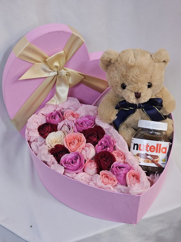 Коробочка с цветами и игрушкой, артикул F1401367 - 10450 рублей, доставка по городу. Flawery - доставка цветов