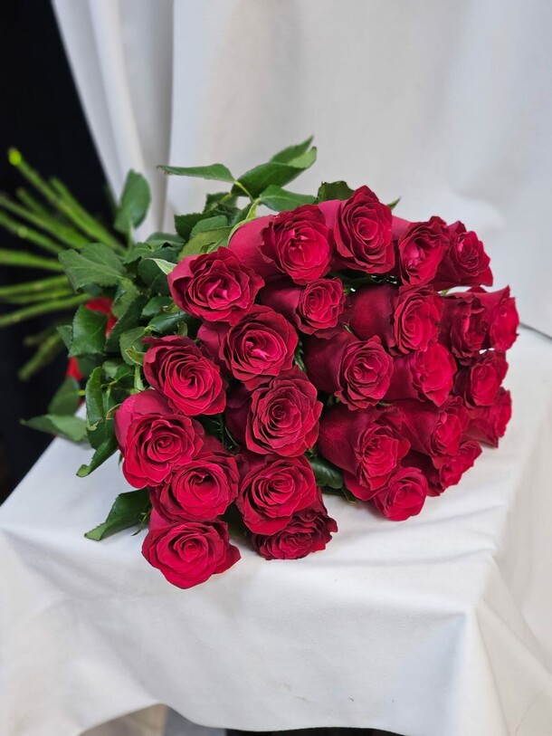 25 импортных роз, артикул F1401373 - 12430 рублей, доставка по городу. Flawery - доставка цветов