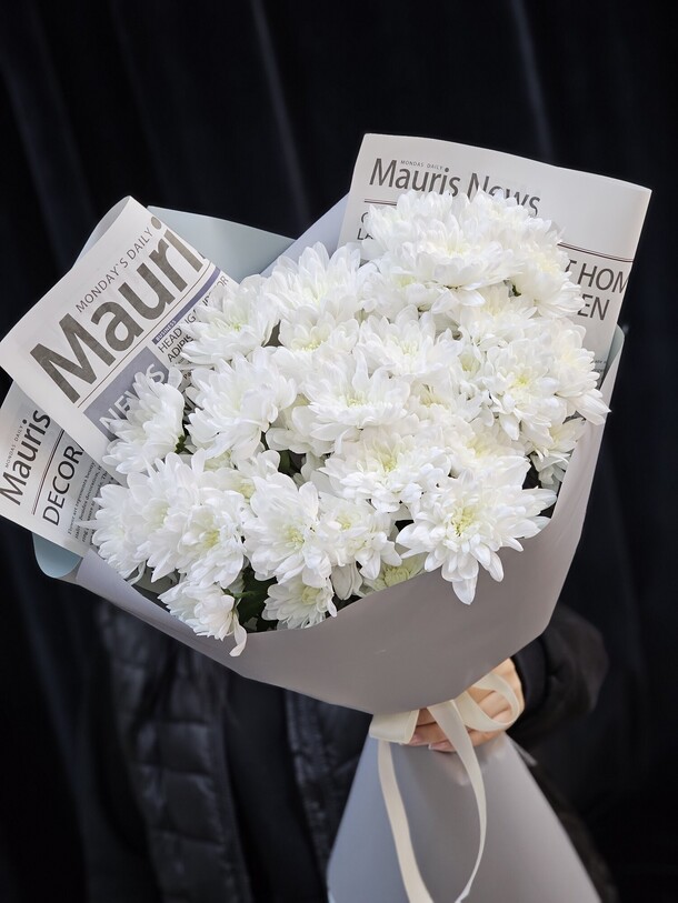 Букет с хризантемой, артикул F1401381 - 7150 рублей, доставка по городу. Flawery - доставка цветов