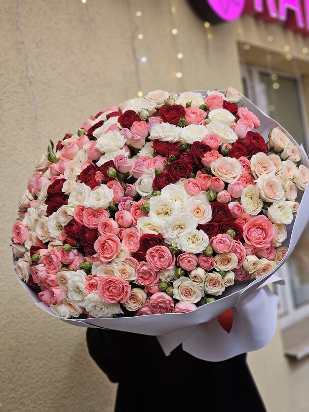 101 кустовая роза, артикул F1401382 - 54450 рублей, доставка по городу. Flawery - доставка цветов