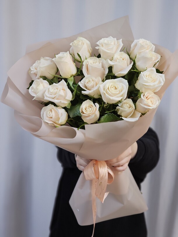 Букет из роз, артикул F1401385 - 8470 рублей, доставка по городу. Flawery - доставка цветов