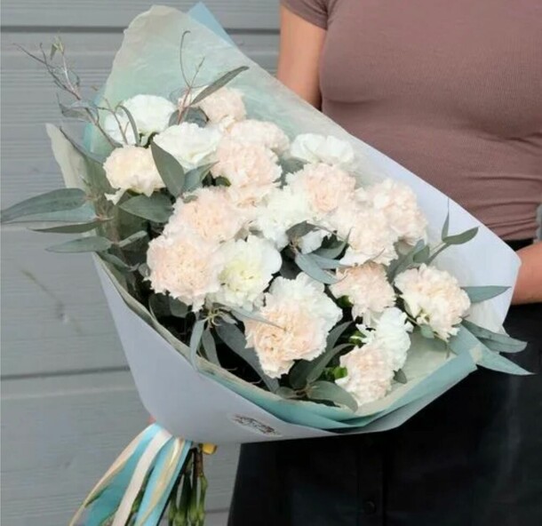 Букет из диантуса и эфкалипта, артикул F1406733 - 6400 рублей, доставка по городу. Flawery - доставка цветов