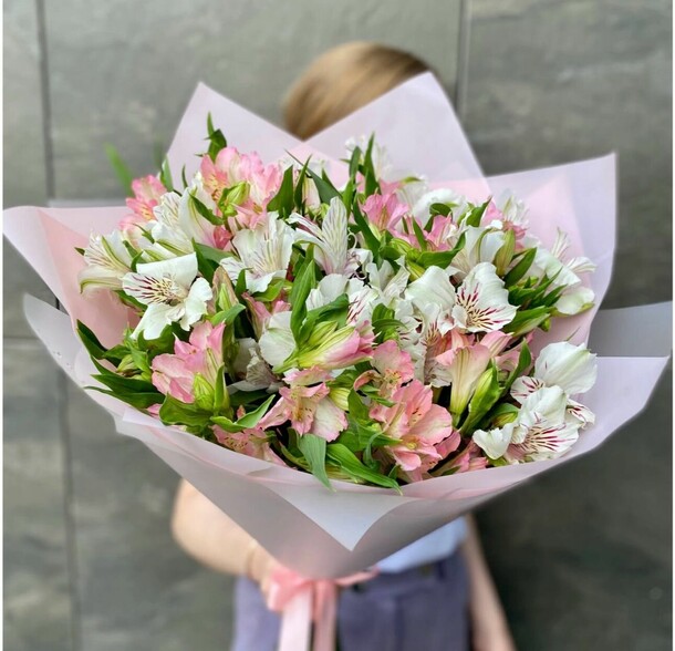 Букет из нежных альстромерий, артикул F1406748 - 5600 рублей, доставка по городу. Flawery - доставка цветов
