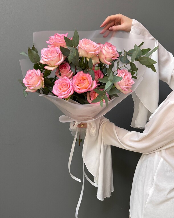 Букет из розовых роз «джумилия», 11 штук с эвкалиптом, артикул F1401814 - 8350 рублей, доставка по городу. Flawery - доставка цветов