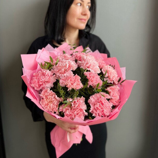 15 розовых гвоздик с зеленью, артикул F1401815 - 4950 рублей, доставка по городу. Flawery - доставка цветов