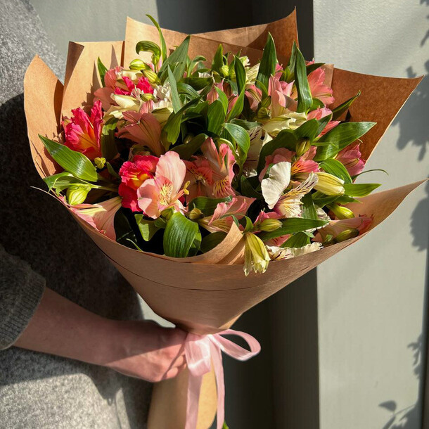 Букет из альстромерии / 9 веток / букет в крафтовой упаковке, артикул F1402104 - 3990 рублей, доставка по городу. Flawery - доставка цветов
