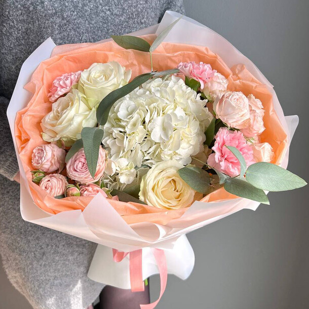 Букет из свежих живых цветов / сборный букет из гортензии, роз и диантусов, артикул F1402105 - 6500 рублей, доставка по городу. Flawery - доставка цветов