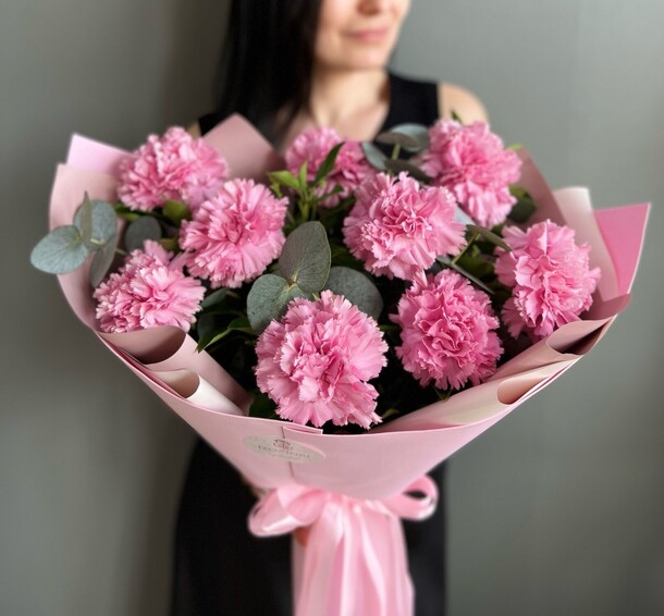 Розовые диантусы и эвкалипт, артикул F1402110 - 4350 рублей, доставка по городу. Flawery - доставка цветов