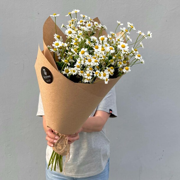 Букет ромашек! в крафте, артикул F1402111 - 4500 рублей, доставка по городу. Flawery - доставка цветов