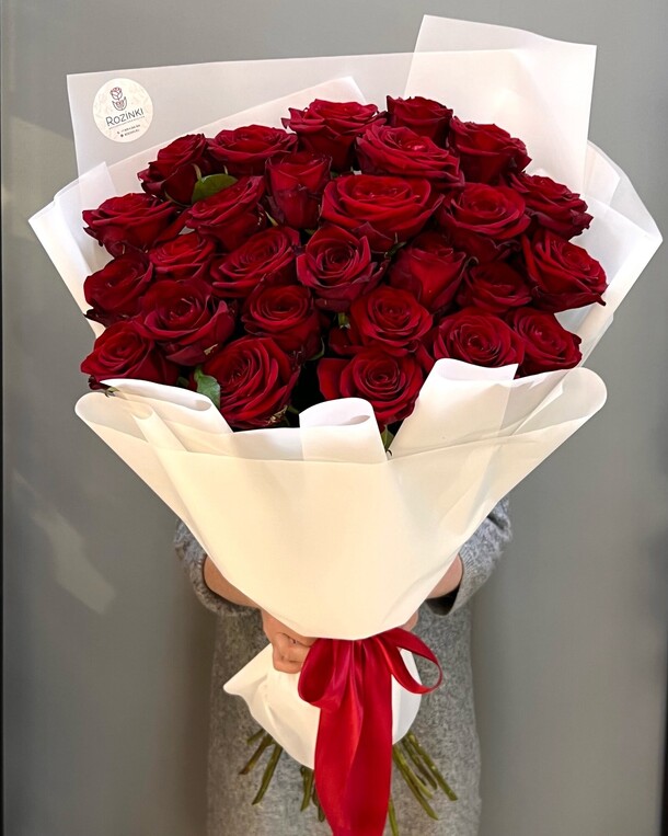 Букет красных роз / 27 красных высоких роз / шикарный букет с доставкой, артикул F1402192 - 16900 рублей, доставка по городу. Flawery - доставка цветов
