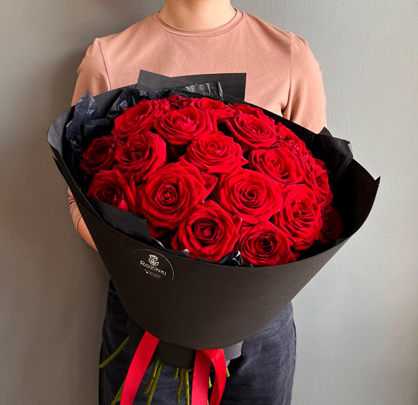 Красные розы 21 штука / rozinki / в чёрной упаковке / цветы с доставкой, артикул F1402194 - 13690 рублей, доставка по городу. Flawery - доставка цветов