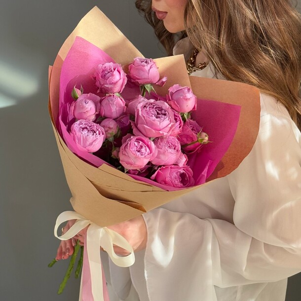 Букет из 3х веток кустовой пионовидной розы в крафтовой бумаге, артикул F1402195 - 3690 рублей, доставка по городу. Flawery - доставка цветов