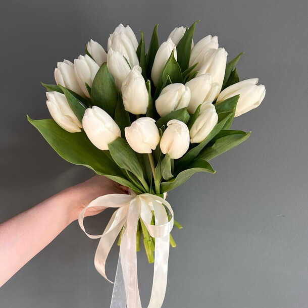 19 белых тюльпанов на 8 марта, артикул F1532668 - 7299 рублей, доставка по городу. Flawery - доставка цветов
