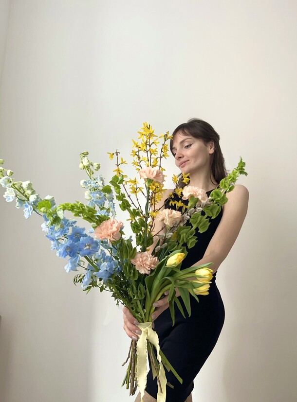 Букет с дельфиниумом и форзицией, артикул F1402872 - 12800 рублей, доставка по городу. Flawery - доставка цветов