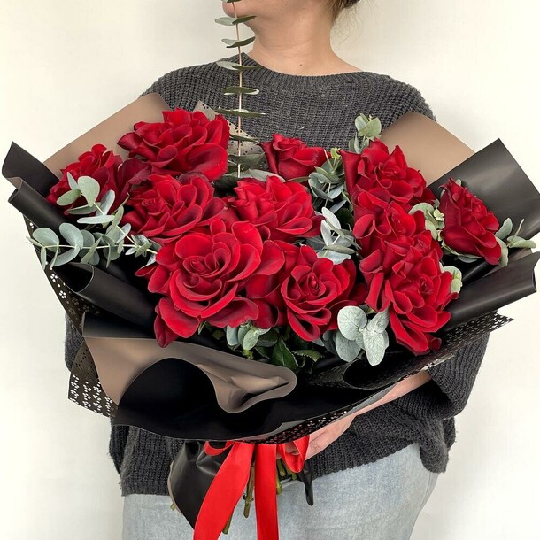 Букет "объятия красных роз", артикул F1403444 - 6227 рублей, доставка по городу. Flawery - доставка цветов
