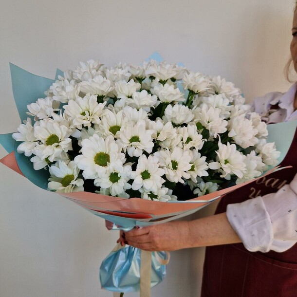 Букет из 11 кустовых хризантем, артикул F1403453 - 4727 рублей, доставка по городу. Flawery - доставка цветов