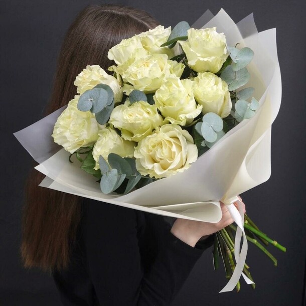 11 белых роз мондиаль с эвкалиптом, артикул F1403472 - 6136 рублей, доставка по городу. Flawery - доставка цветов